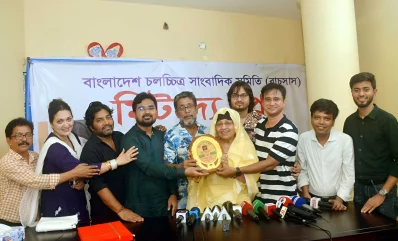 অনুষ্ঠানে বাচসাস’র পক্ষ থেকে আনোয়ারা বেগমকে সম্মাননা স্মারক প্রদান করা হয়। ছবি: বাচসাস