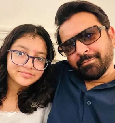 বাবার সঙ্গে আইরা। ছবি: সংগৃহীত