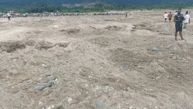 সিলেটের পর্যটন এলাকায় সাদা পাথর লুট করে দুর্বৃত্তরা। ফাইল ছবি