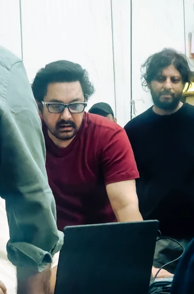 শুটিং সেটে আমির খান। ছবি: ফেসবুক থেকে নেওয়া