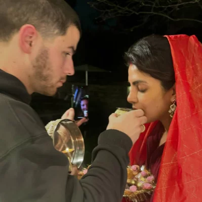 আচার-অনুষ্ঠানের সময় মাথায় জড়িয়ে নিয়েছিলেন সাদামাটা লাল ওড়না। ছবি: ইনস্টাগ্রাম থেকে