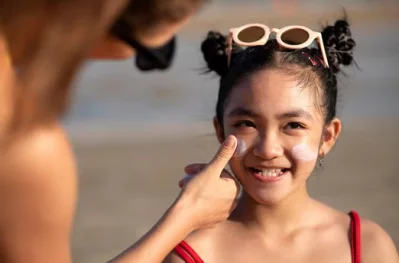 ছোটদের ত্বক সংবেদনশীল, তাই নিয়মিত সানস্ক্রিন ব্যবহার জরুরি। ছবি: ফ্রিপিক