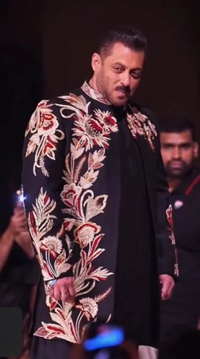 সালমান হাজির হন কালো সিল্কের শেরওয়ানি-স্টাইল জ্যাকেটে। ছবি: ইনস্টাগ্রাম থেকে