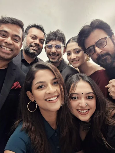 সিনেমাটির মহরতে অভিনয়শিল্পীদের সঙ্গে প্রযোজক-নির্মাতা। ছবি: ফেসবুক থেকে নেওয়া