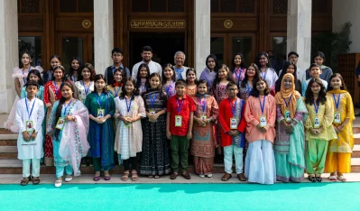 নতুন কুঁড়ির বিজয়ীদের সঙ্গে ফটোশেসনে প্রধান উপদেষ্টা ড. মুহাম্মদ ইউনূস ও তথ্য উপদেষ্টা মাহফুজ আলম। ছবি: ফেসবুক থেকে নেওয়া