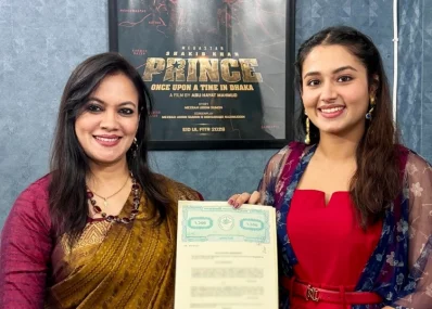 প্রযোজক শিরিন সুলতানার সঙ্গে তাসনিয়া ফারিণ। ছবি: ফেসবুক থেকে নেওয়া