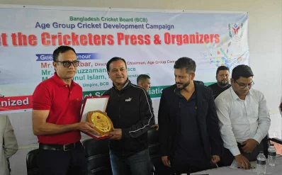 ঠাকুরগাঁও স্টেডিয়ামে মতবিনিময় সভায় ক্রেস্ট গ্রহণ করছেন আসিফ আকবর। ছবি: ইনডিপেনডেন্ট