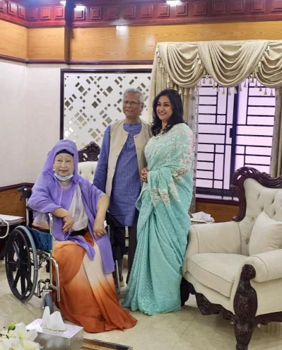 প্রধান উপদেষ্টা অধ্যাপক মুহাম্মদ ইউনূস, বিএনপি চেয়ারপারসন খালেদা জিয়া ও খালেদা জিয়ার কনিষ্ঠ পুত্রবধূ সৈয়দা শর্মিলা রহমান। ছবি: প্রেস উইং