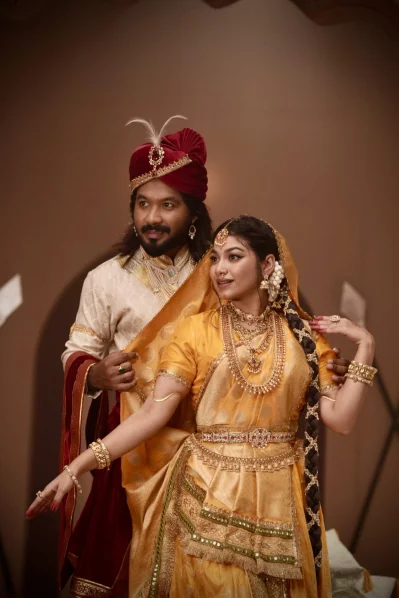 রাজকীয় রূপে পলাশ-ইভানা। ছবি: ফেসবুক থেকে নেওয়া
