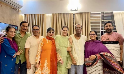 প্রযোজক-পরিচালক বাবুলের সঙ্গে চলচ্চিত্র পরিবারের সদস্যরা। ছবি: সংগৃহীত