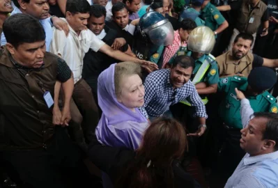 ২০১৬ সালে শুনানি শেষে আদালত প্রাঙ্গণ ছাড়ছেন সাবেক প্রধানমন্ত্রী খালেদা জিয়া। ছবি: সংগৃহীত