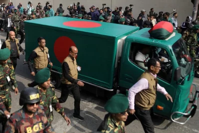 রাষ্ট্রীয় মর্যাদায় লাল–সবুেজর পতাকা মোড়ানো খালেদা জিয়া। ছবি: সংগৃহীত