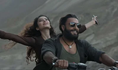 ধুরন্ধর সিনেমায় সারা ও রণবীর। ছবি: সংগৃহীত