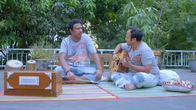 তেল ছাড়া পরোটার দৃশ্যে মারজুক রাসেল ও মুসাফির সৈয়দ বাচ্চু। ছবি: মাছরাঙা টেলিভিশন