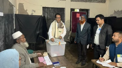 কুমিল্লা-১০ লালমাই নাঙ্গলকোট আসনে নিশ্চিন্তপুর সরকারি প্রাথমিক বিদ্যালয়ে ভোট দিয়েছেন বিএনপি মনোনীত প্রার্থী মোবাশ্বের আলম ভূঁইয়া। ছবি: ইনডিপেনডেন্ট টেলিভিশন