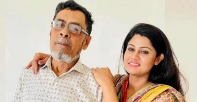 বাবার সঙ্গে মৌমিতা মৌ। ছবি: সংগৃহীত