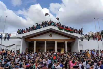 জুলাই গণঅভ্যুত্থানে শেখ হাসিনা সরকারের পতনের পর গণভবনে ছাত্র-জনতার বিজয় উল্লাস। ছবি: সংগৃহীত
