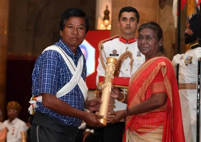 ভাষা ও সংস্কৃতি রক্ষার স্বীকৃতি হিসেবে ধনীরাম টোটোকে (বাঁয়ে) পদ্মশ্রী পুরস্কারে ভূষিত করেছে ভারত সরকার। ছবি: সংগৃহীত