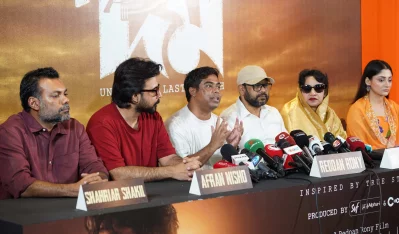নূর ইসলাম ও আনোয়ারা পারভীনকে নিয়ে সংবাদ সম্মেলনে দম টিম। ছবি: চরকি