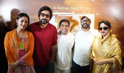 নির্মাতার রেদওয়ান রনির সঙ্গে নিশো, পূজা, নূর ইসলাম ও আনোয়ারা পারভীন। ছবি: চরকি