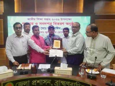 ব্রাহ্মণবাড়িয়া জেলায় শ্রেষ্ঠ স্কাউট হিসেবে পুরস্কার নিচ্ছে প্রাচুর্য সরকার আদৃত। ছবি: সংগৃহীত