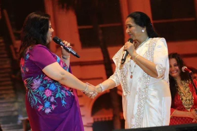 রিয়্যালিটি শো ‘সুর ক্ষেত্র’-এর বিচারক থাকাকালীন আশা ভোঁসলে ও রুনা লায়লা। ছবি: ফেসবুক থেকে নেওয়া