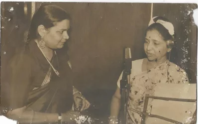 ঊষা উত্থুপের স্টুডিওতে আশা ভোঁসলে। ছবি: ইনস্টাগ্রাম থেকে নেওয়া