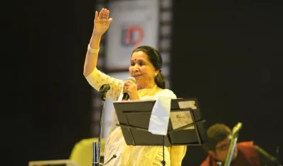মাত্র ১০ বছর বয়সে সংগীতাঙ্গনে পা রাখেন আশা ভোঁসলে। ছবি: সংগৃহীত