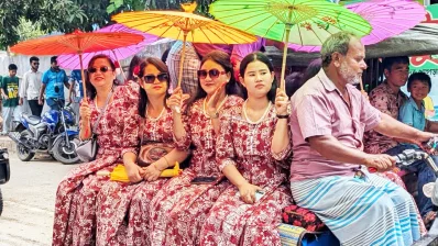 সাংগ্রাই উৎসবে এসেছেন তরুণীরা। ছবি: ইনডিপেনডেন্ট
