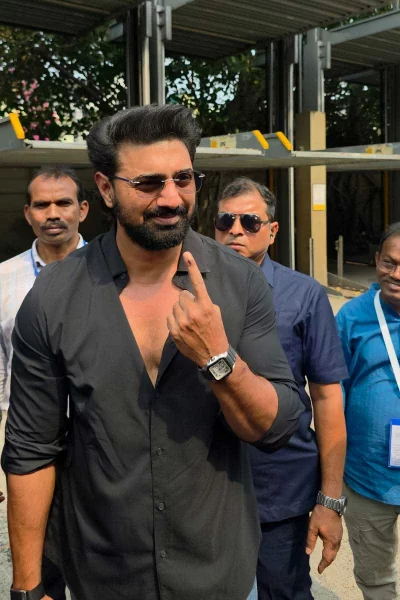 বিধানসভা নির্বাচনে ভোট দিলেন দেব। ছবি: সংগৃহীত