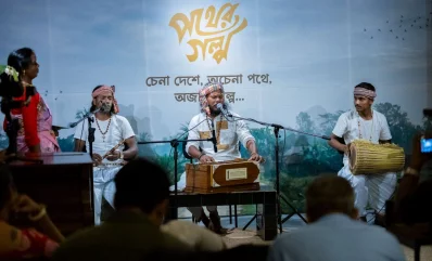 চা বাগানের শিল্পীদের পরিবেশনার মধ্যদিয়ে শুরু হয় উদ্বোধনী অনুষ্ঠান। ছবি: গানচিল পথের গল্প