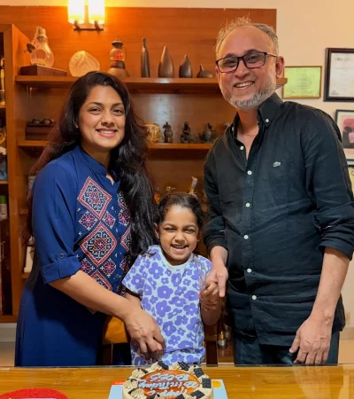 পরিবার ও ঘনিষ্ঠজনদের নিয়ে জন্মদিনের কেক কেটেছেন ফারুকী। ছবি: ফেসবুক থেকে নেওয়া