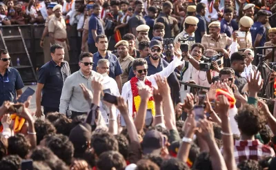 রাজনীতির মাঠেও বিজয়ের চমক। ছবি: সংগৃহীত