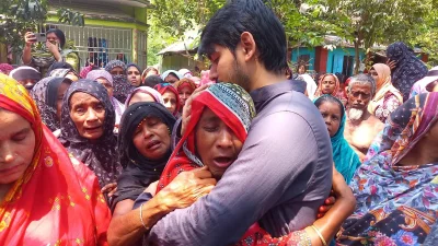 স্বজনদের আহাজারি। ছবি: ইনডিপেনডেন্ট