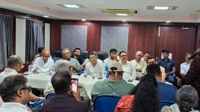 অভিনেতা-বিধায়ক রুদ্রনীলের সঙ্গে বৈঠকে টেকনিশিয়ানরা। ছবি: সংগৃহীত