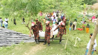 ফায়ার সার্ভিসের উদ্ধার তৎপরতা। ছবি: ইনডিপেনডেন্ট