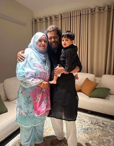 মেয়ে জান্নাত ও ছেলে জিবরানের সঙ্গে জেমস। ছবি: ফেসবুক থেকে নেওয়া