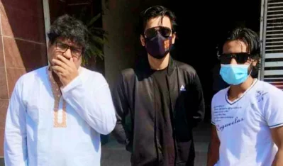 মহামারি করোনার সময়ে অন্তর্জাল ছবির শুটিংয়ে দীপংকর দীপন ও সিয়াম আহমেদের সঙ্গে সামীর। ছবি: অভিনেতার সৌজন্যে