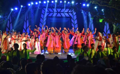 প্রায় শতাধিক নৃত্যশিল্পীর অংশগ্রহণে ইত্যাদির এবারের পর্বে রয়েছে একটি জমজমাট নৃত্য। ছবি: ফাগুন অডিও ভিশন