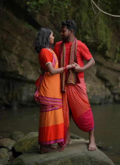 মিউজিক ভিডিওর একটি দৃশ্যে শিখা ক্লারা টুডু ও আগস্টিন মূর্মূ। ছবি: সেঙ্গেল