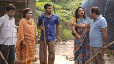 নাটকটির অন্য একটি দৃশ্যে অভিনয়শিল্পীরা। পরিচালক: শামীম জামান