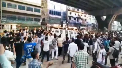 চট্টগ্রামে শিক্ষা বোর্ডের সাইন বোর্ড খুলে নিয়ে যায় শিক্ষার্থীরা। ছবি: ইনডিপেনডেন্ট