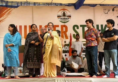 ককরোচ জনতা পার্টির (সিজেপি) ‘সংসদ চলো’ কর্মসূচিতে শাবানা আজমি। ছবি: সংগৃহীত