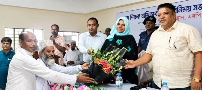 নাসিরনগরের ইউএনও শাহীনা নাছরীনকে ফুলেল শুভেচ্ছা জানানো হচ্ছে। ছবি: ইনডিপেনডেন্ট