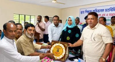 সংসদ সদস্য এম এ হান্নানকে শুভেচ্ছা ক্রেস্ট তুলে দেওয়া হচ্ছে। ছবি: ইনডিপেনডেন্ট