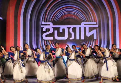 নৃত্যগীতে মঞ্চ মাতিয়েছেন স্থানীয় নৃত্যশিল্পীরা। ছবি: ফাগুন অডিও ভিশন