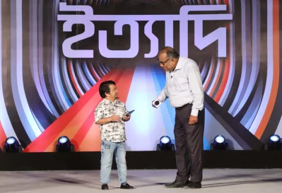 কাশেম টিভির রিপোর্টার ও নাতি। ছবি: ফাগুন অডিও ভিশন