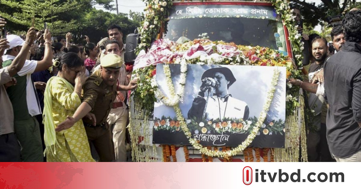 গুয়াহাটিতে জুবিনের মরদেহ, বিমানবন্দরে কান্নায় ভেঙে পড়লেন স্ত্রী