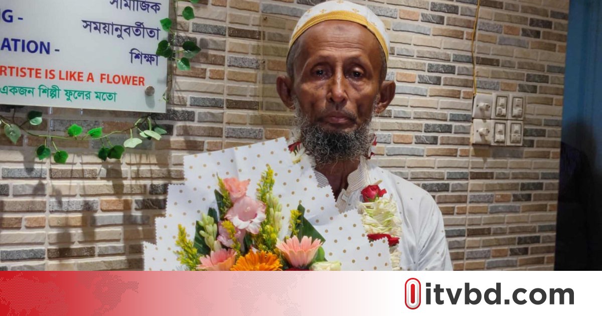 ৪৭ বছরের পথচলা, বিদায়বেলায় এফডিসির খোরশেদকে ২ লাখ টাকা তুলে দিলেন শিল্পীরা