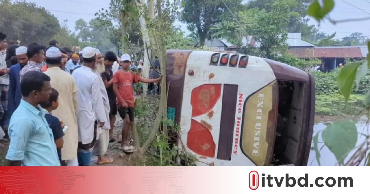 কিশোরগঞ্জে যাত্রীবাহী বাস নিয়ন্ত্রণ হারিয়ে পুকুরে, আহত ২০